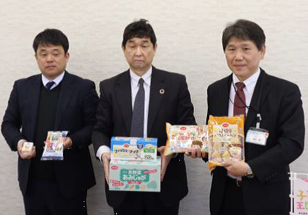 Tottori Prefecture Co-op provides sweets to after-school children's clubs which respond to school closures caused by COVID-19. 