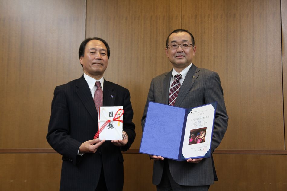 国連WFP協会 鈴木事務局長（左）と日本生協連 嶋田代表理事専務（右）