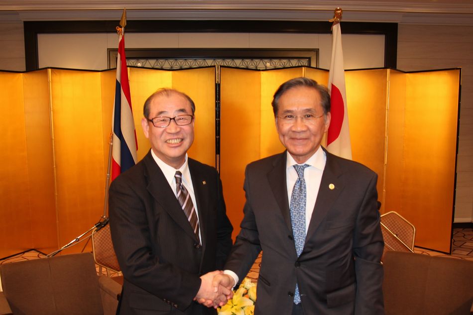 タイ王国 ドーン外務副大臣（右）と日本生協連会長 浅田克己（左）