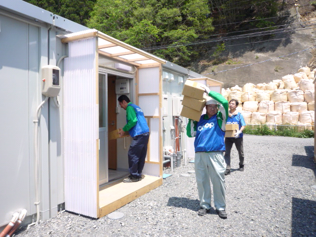 仮設住宅への生活物資搬入（岩手県大槌町）