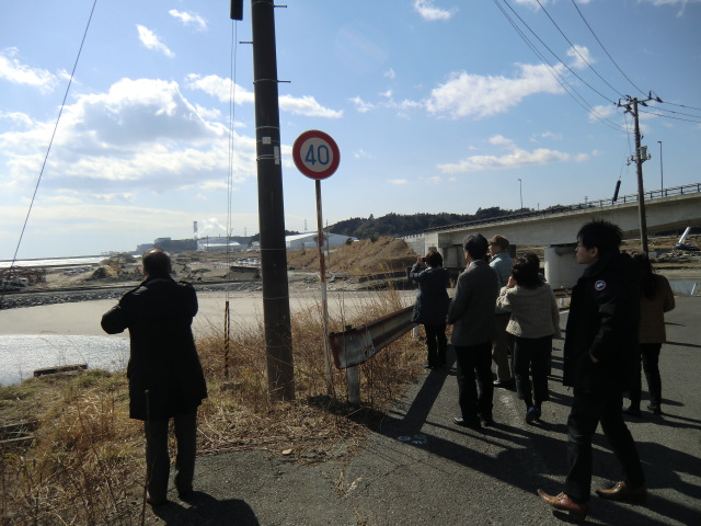東京電力福島第二原子力発電所の姿を見る参加者