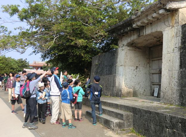 1945年の沖縄戦で焼失した首里城の話を聞く参加者