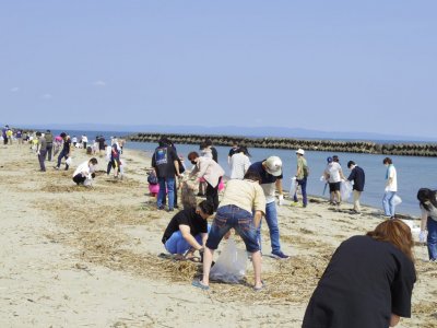 Toyama_Co-op_sea_shore_cleaning_1.jpg