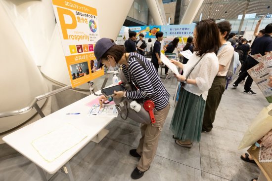 Visitors participating in the SDGs stamp rally.jpgのサムネイル画像