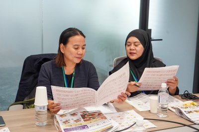 Trainees examining the home delivery order form_05.jpg