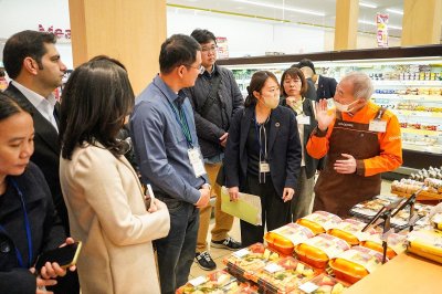 Trainees inspecting a store of Co-op Mirai_06.jpg