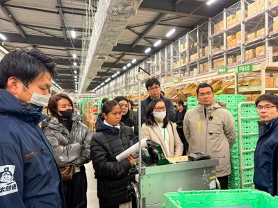 Trainees visiting the distribution center of Co-op Tohoku_04.jpg