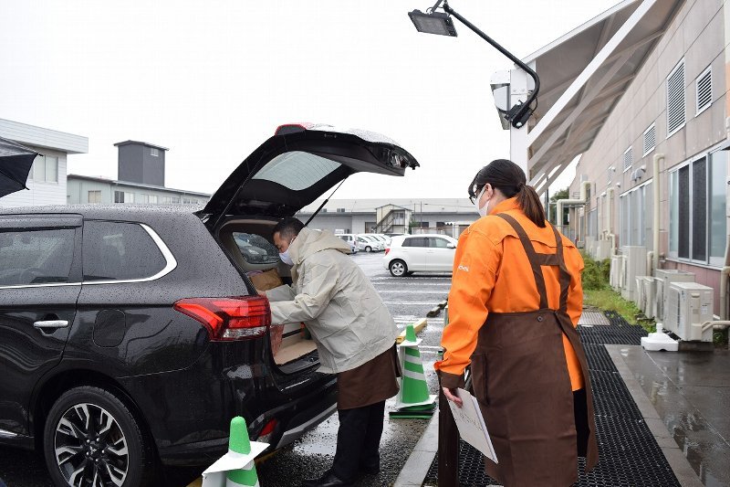Ibaraki Co-op starts drive-through service