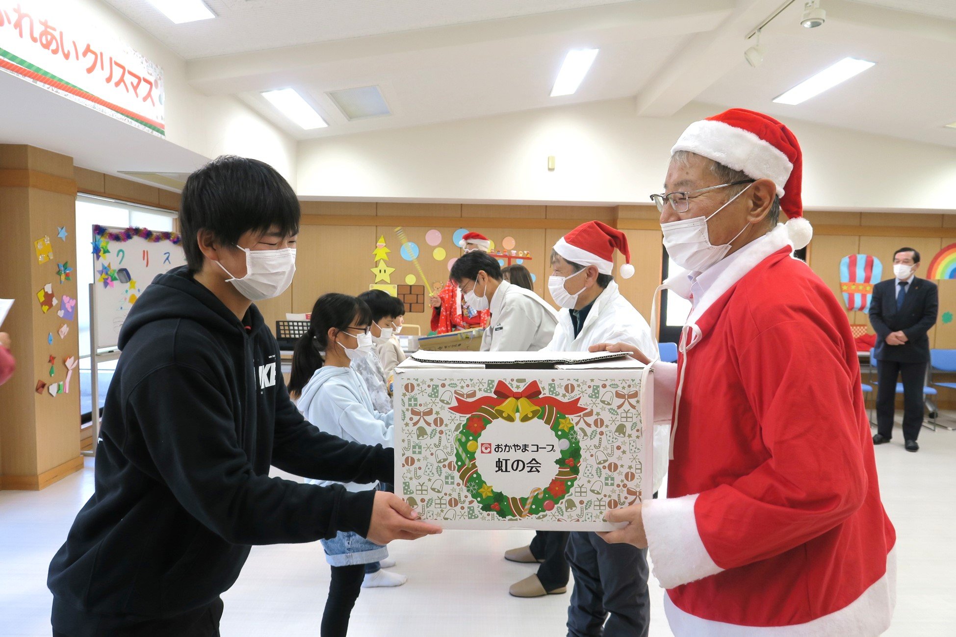 Okayama Co-op donates sweets, rice, desserts, etc. to 11 children's homes