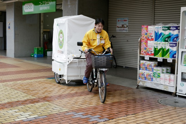 Co-op Mirai starts home delivery using bicycle with a cargo trailer