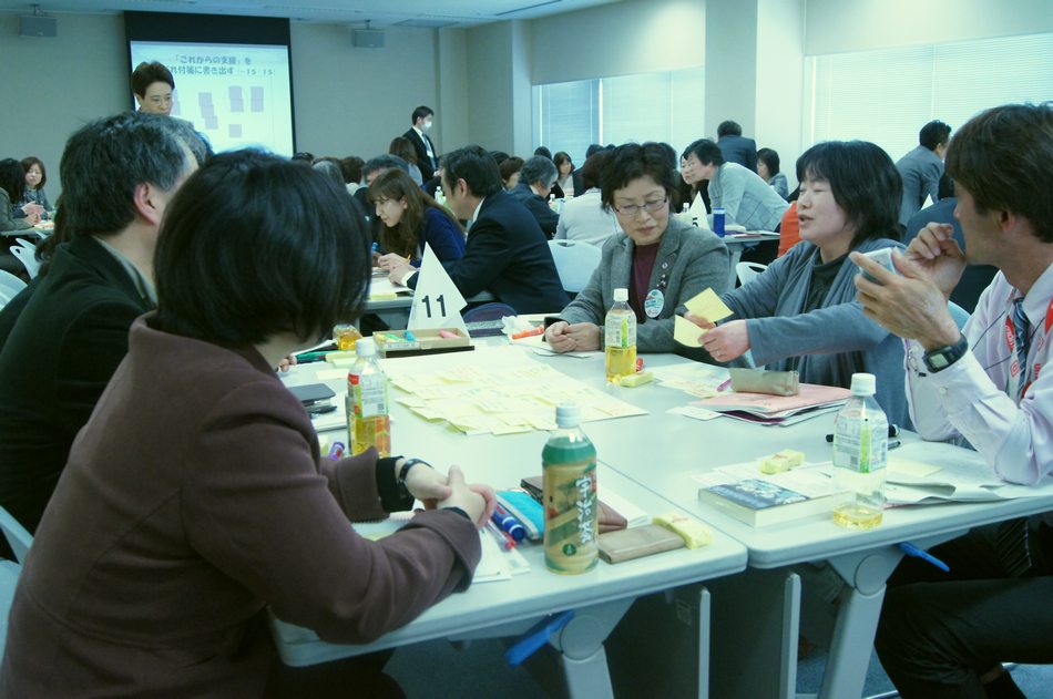 活発なグループ討議の様子