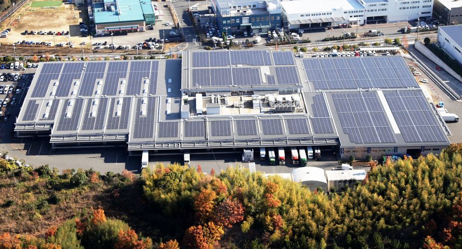 大阪いずみ市民生協物流センター（和泉市）の屋上に設置された5,474枚のソーラーパネル。総出力1.3MW。2012年11月より稼動中。