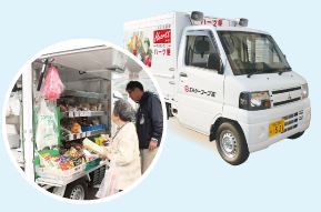 福井県民生協が市街地で運行する、小型移動販売車「ミニハーツ便」