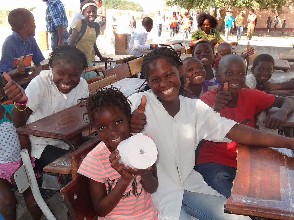 コアノンロールを手にするナマクンデ･セデ校（アンゴラ共和国）の子どもたち