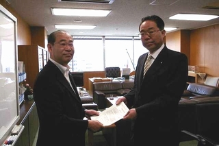 日本生協連 浅田克己 会長（左）から後藤斎 内閣府副大臣（右）へ提出