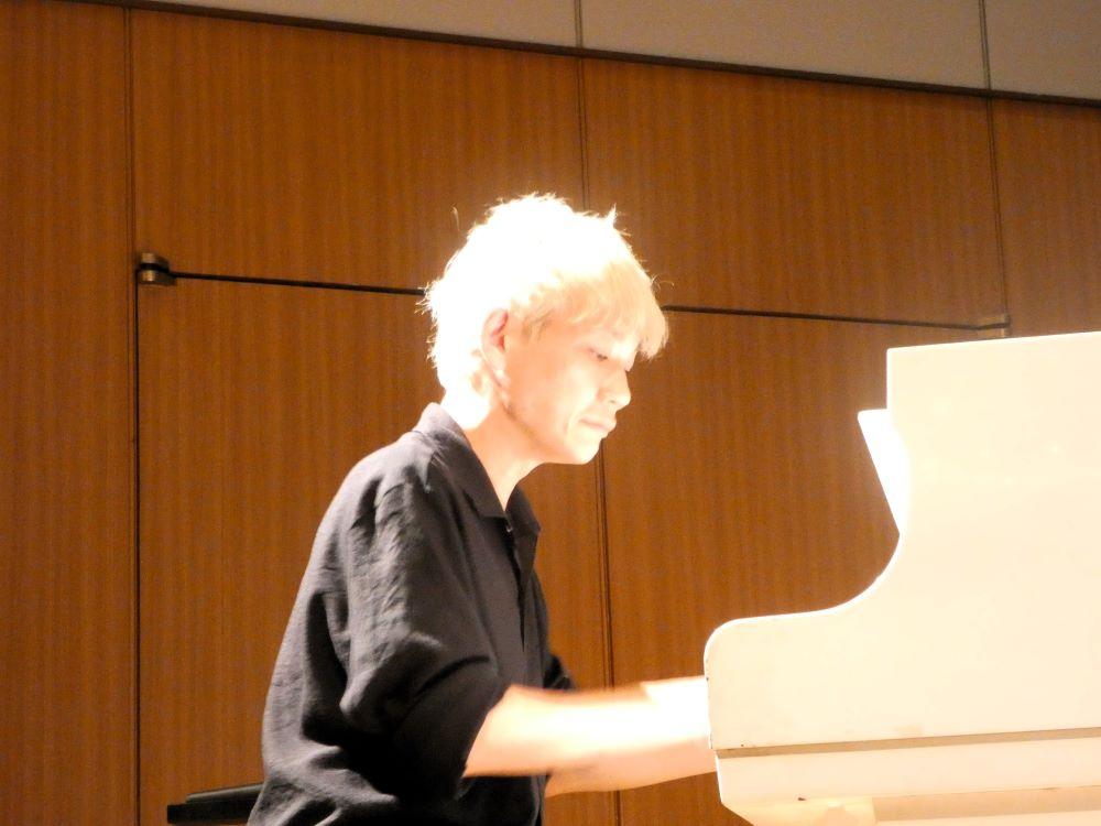 ピアニスト西村広文さんの即興リクエストライブの様子