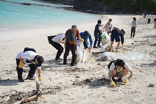 海岸に漂着するゴミの清掃活動の様子